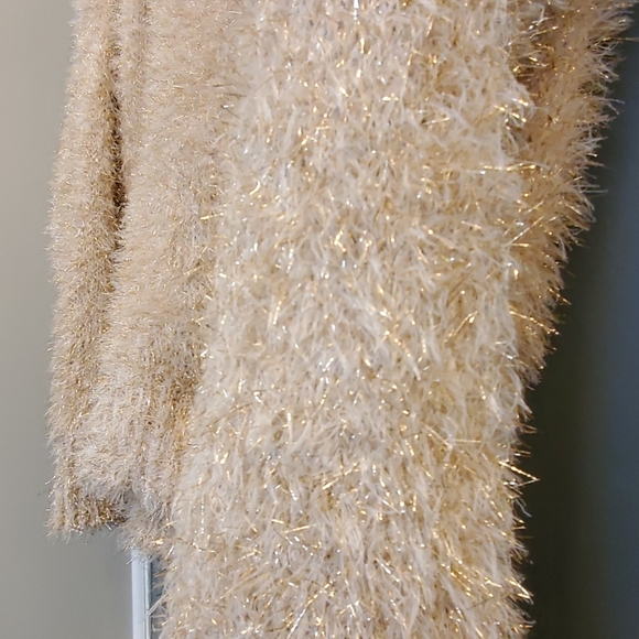 Fuzzy sweater - Picture 3 of 3